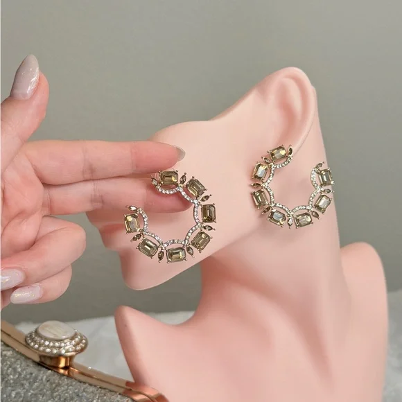 ⚜️ Elegant Gold and Silver Women's Earrings - Picture 6 of 10